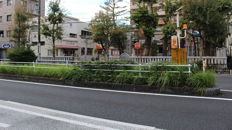 はまれぽ市電跡捜索隊~蒔田駅前にある分離帯は駅の名残?
