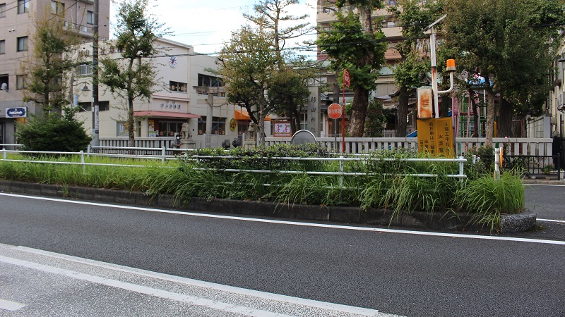 はまれぽ市電跡捜索隊～蒔田駅前にある分離帯は駅の名残？