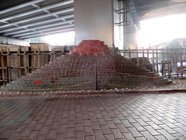 保土ケ谷区にあるハマレンガ製の「峰の赤富士」